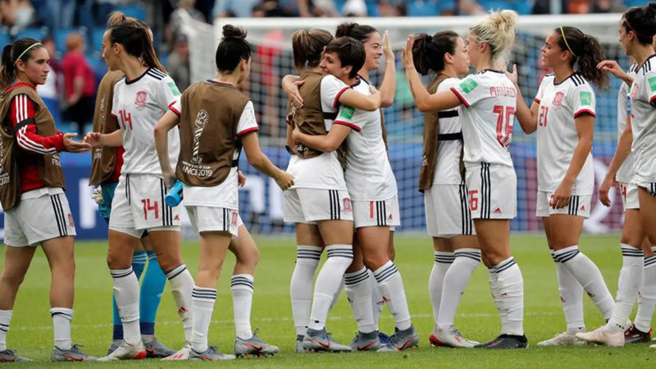 Las jugadoras españolas celebraron el pase a Octavos. EFE.