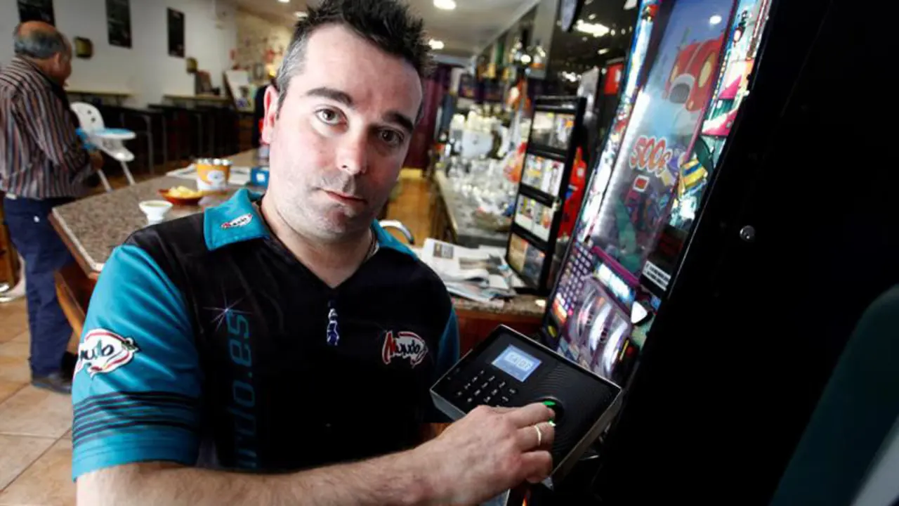 Registro horario en el bar O Jaiteiro de Betanzos. EFE