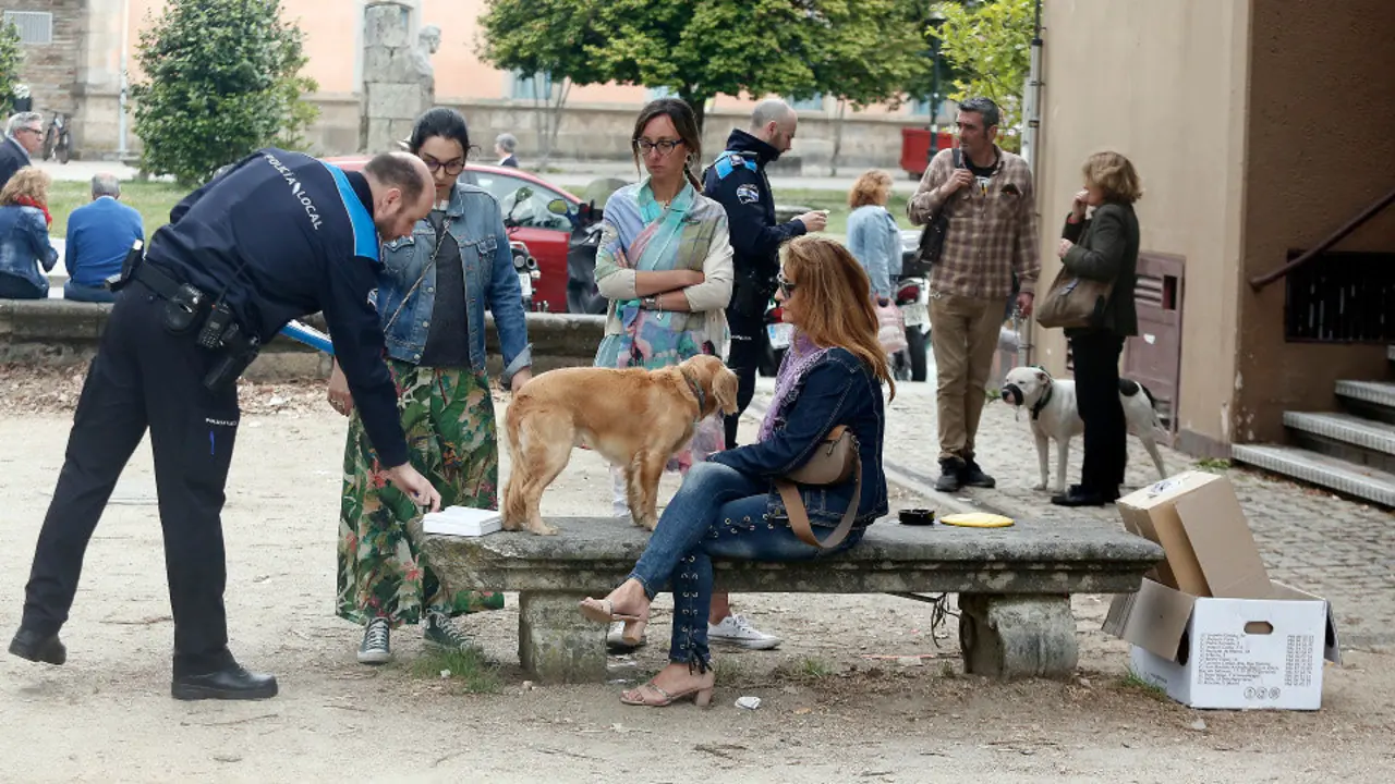 A concelleira Paloma Castro (centro) xunto aos axentes, tras axudar a separar os animais. JAVI CERVERA