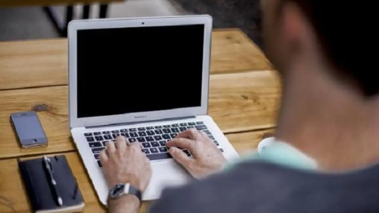 Un hombre usa un ordenador. EP