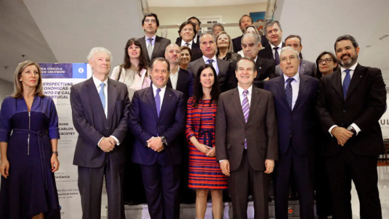 Foto de familia dos asistentes ao xantar-coloquio que ofreceu Escotet no Club de Empresarios de Galicia. SALVADOR SAS (EFE)