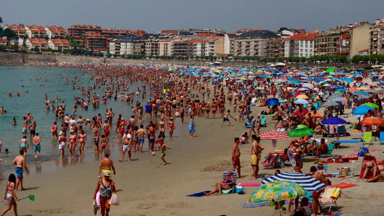 La playa de Silgar, en Sanxenxo, abarrotada de gente. CHRISTIAN FERNÁNDEZ