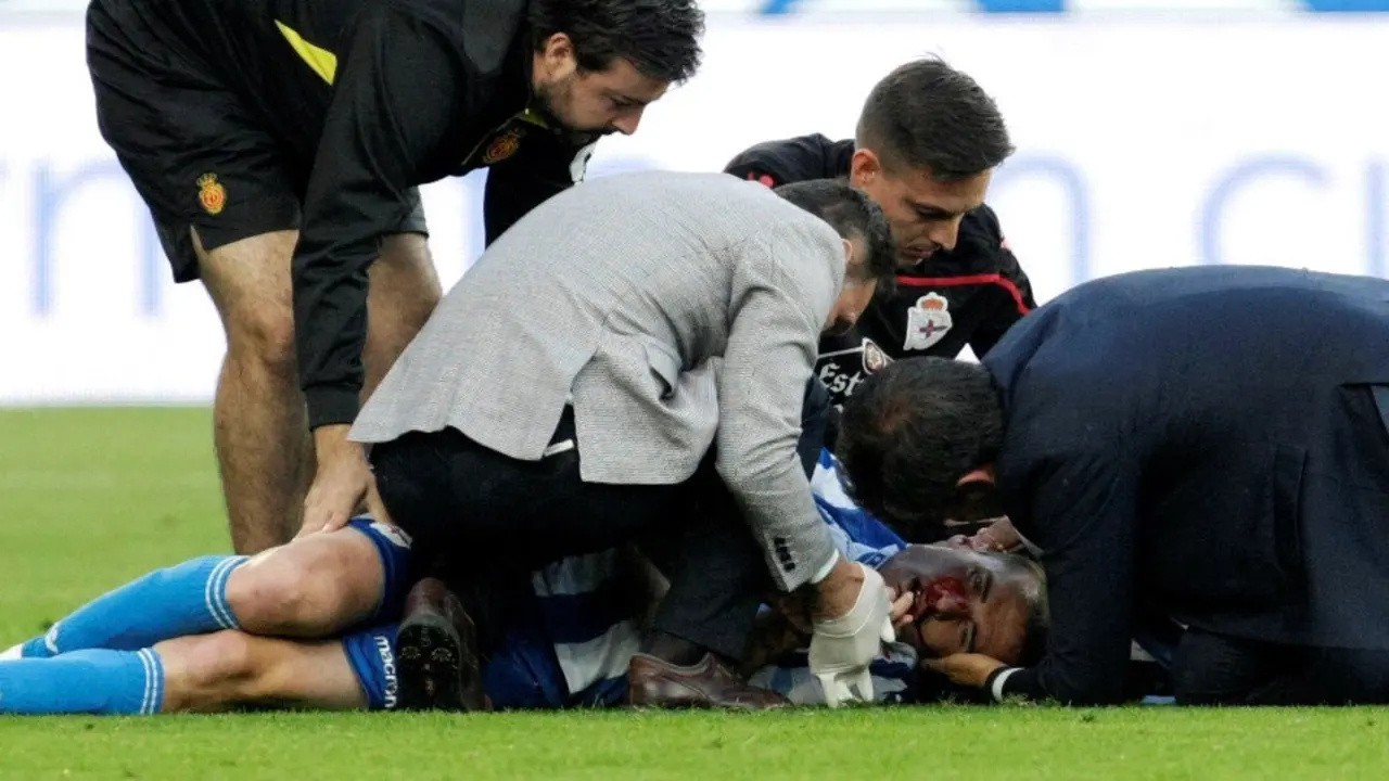 Bergantiños, atendido por las asistencias tras el choque con Pedraza. CABALAR (EFE)