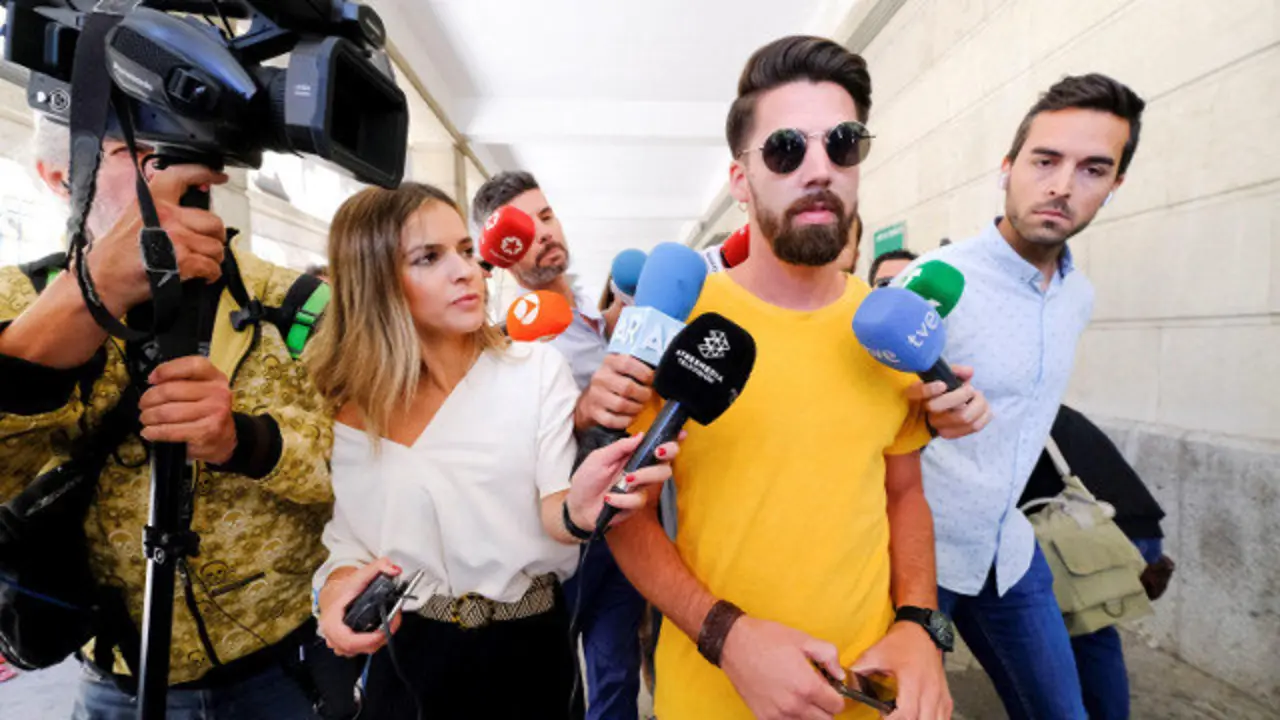 Jes&uacute;s Escudeiro, membro da Manda, cumpriu unha vez m&aacute;is coa obrigaci&oacute;n de presentarse no xulgado de garda de Sevilla. PEPO HERRERA (EFE)