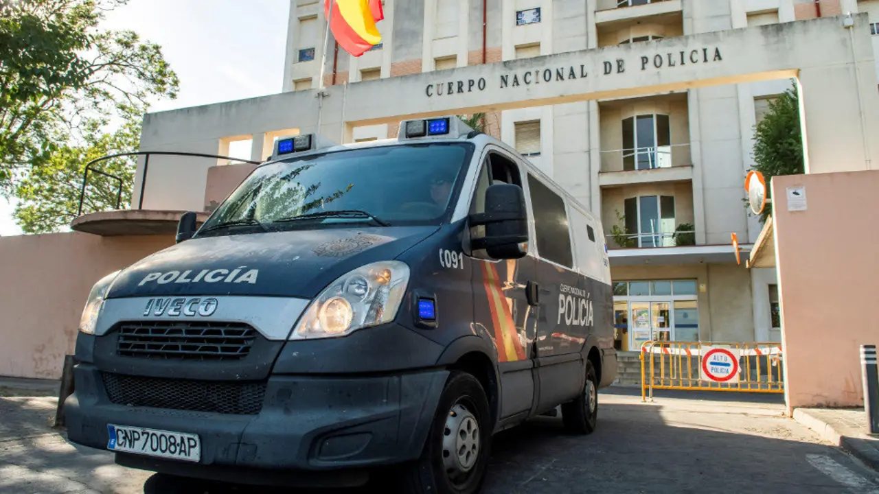 El furgón policial en el que fueron trasladados los cinco miembros de la Manada tras su detención. RAÚL CARO (EFE)