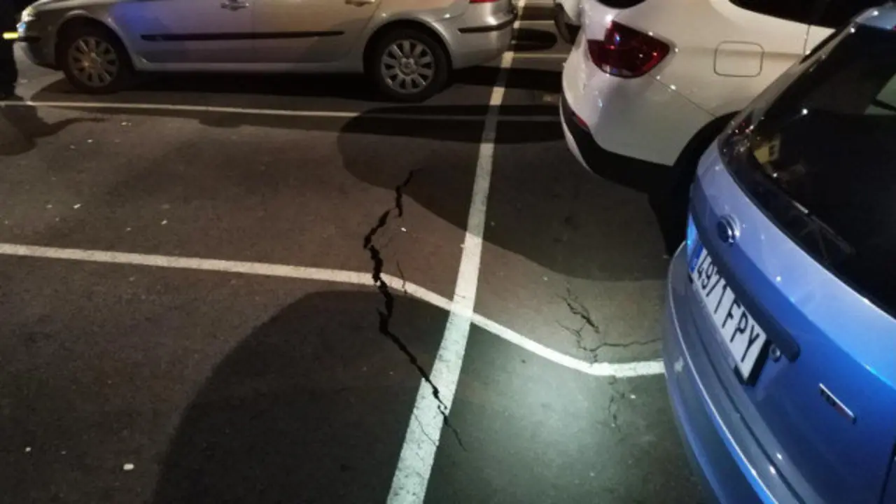 El socavón generado en el aparcamiento en Vilagarcía. E.V.