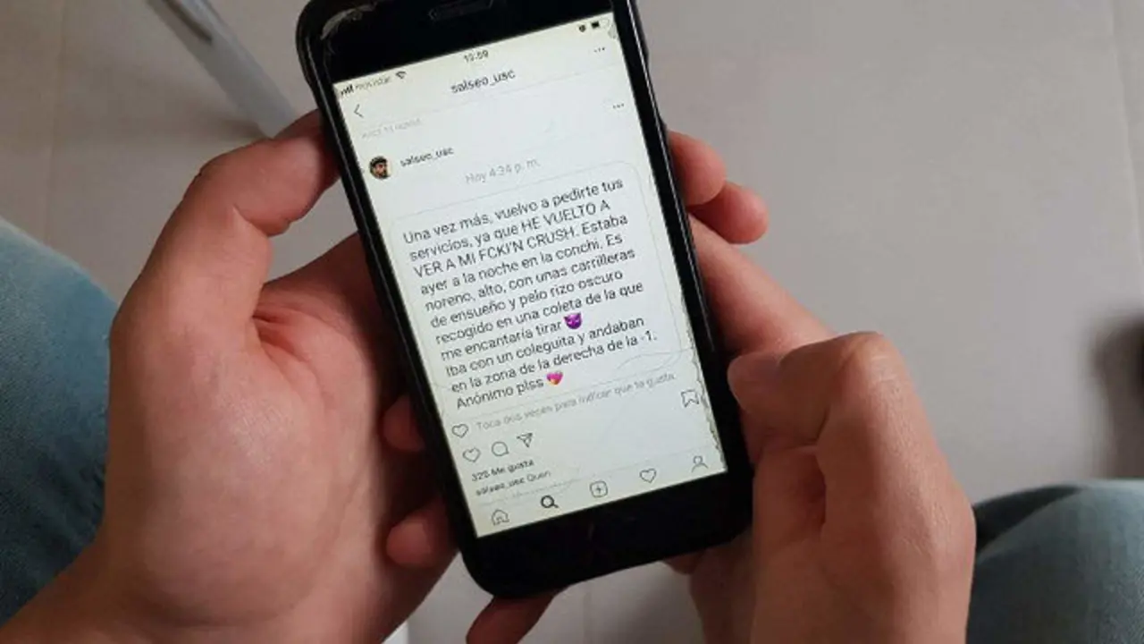 Un joven consulta la cuenta @salseo_usc en su smartphone. AGN