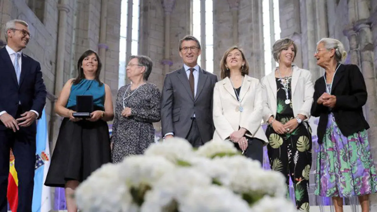 Feijóo, coas cinco galardoadas co Medallas Castelao. LAVANDEIRA JR