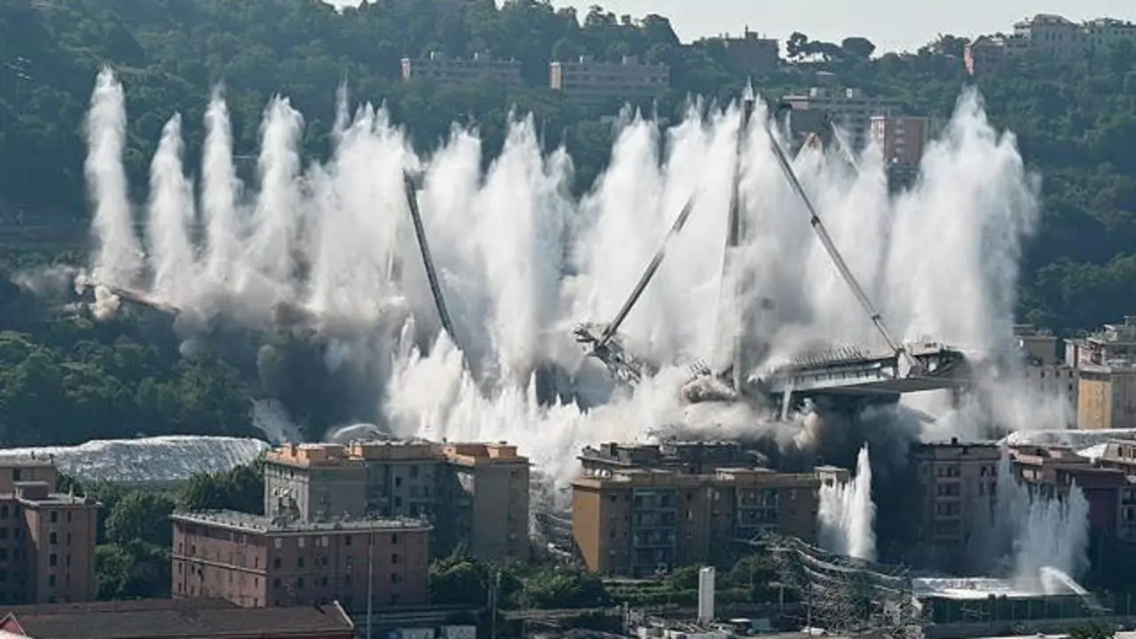 Puente demolido en Génova. LUCA ZENNARO (EFE)