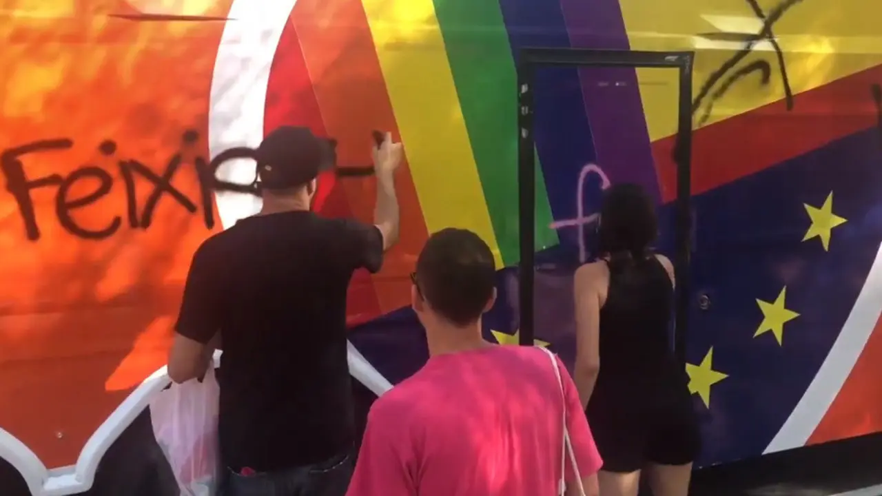 Varios activistas pintan el autobús de Ciudadanos.TWITTER (@arnaldpb)