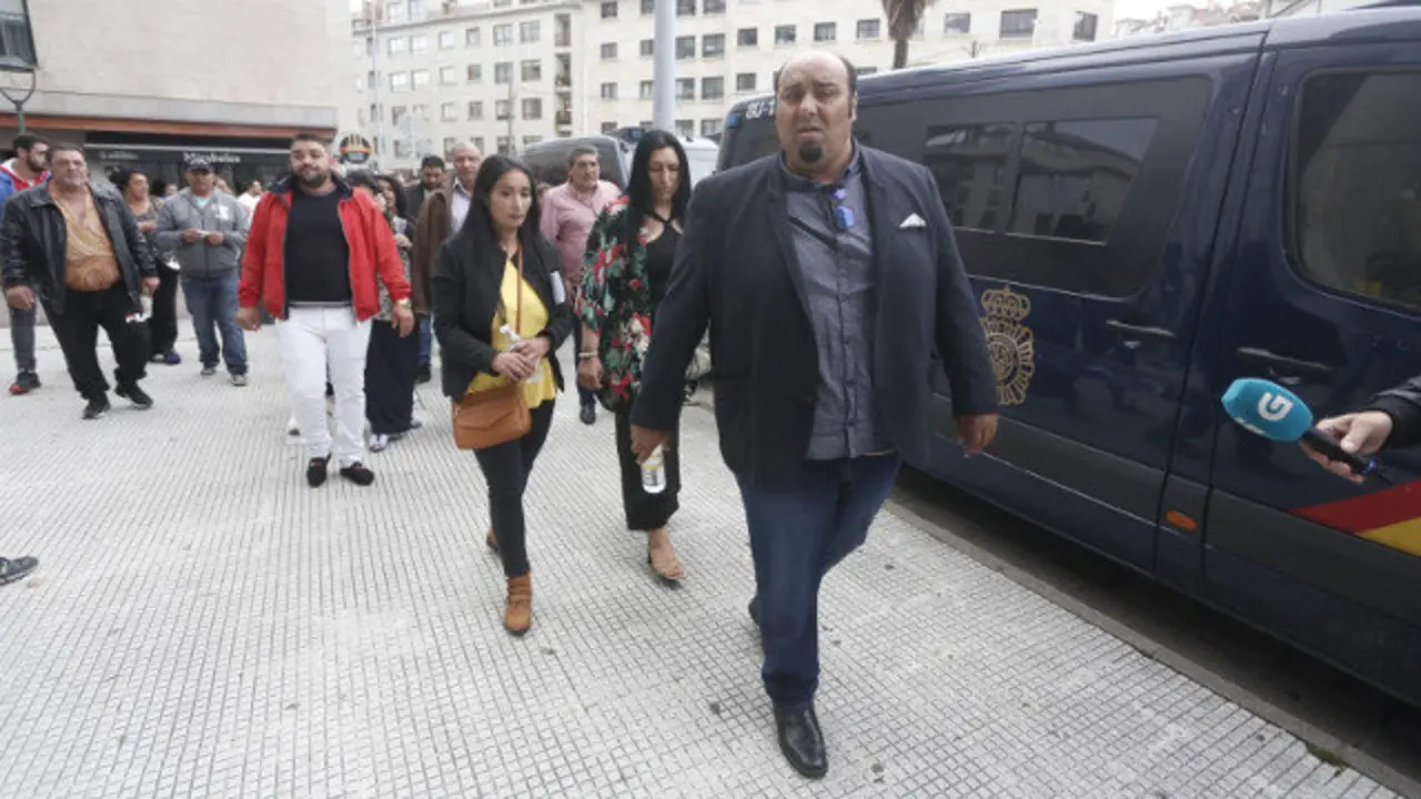 Sinaí Giménez y otros miembros del clan llegan al juzgado. JAVIER CERVERA