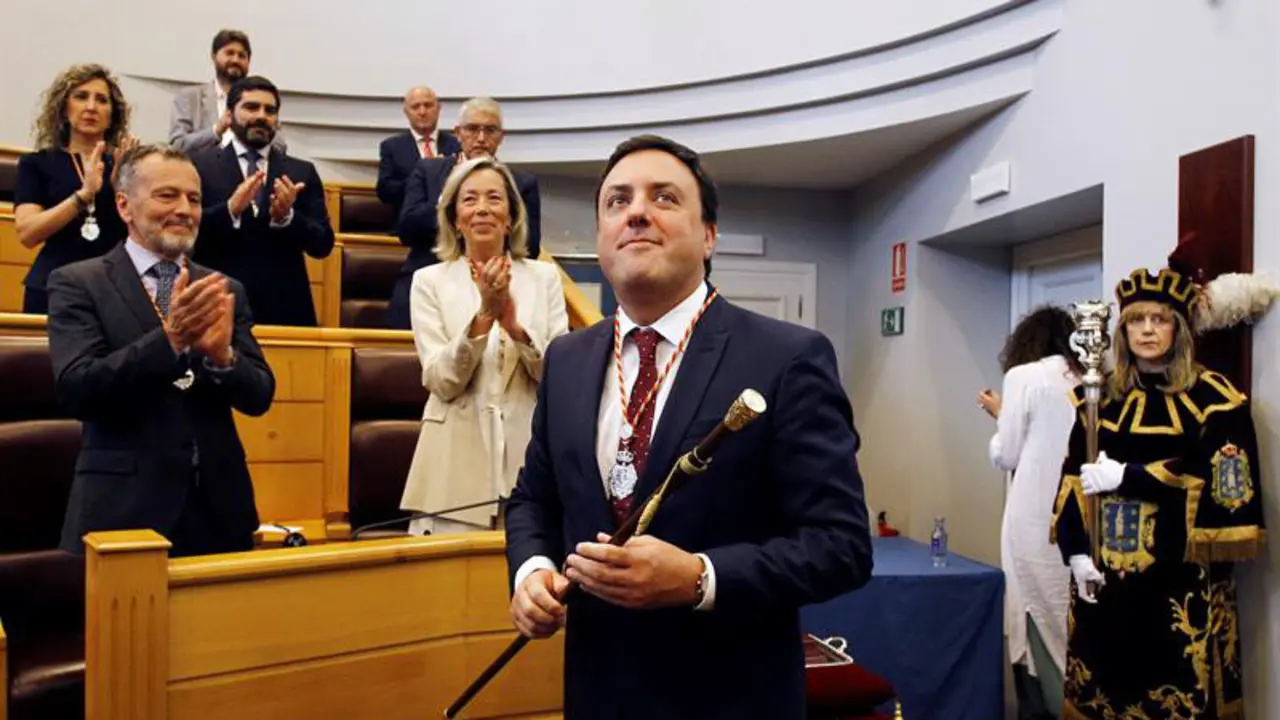 González Formoso con el bastón de mando. EFE.