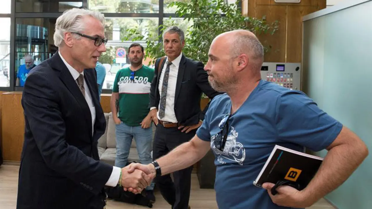 Reunión de los sindicatos con Parter Capital. EFE