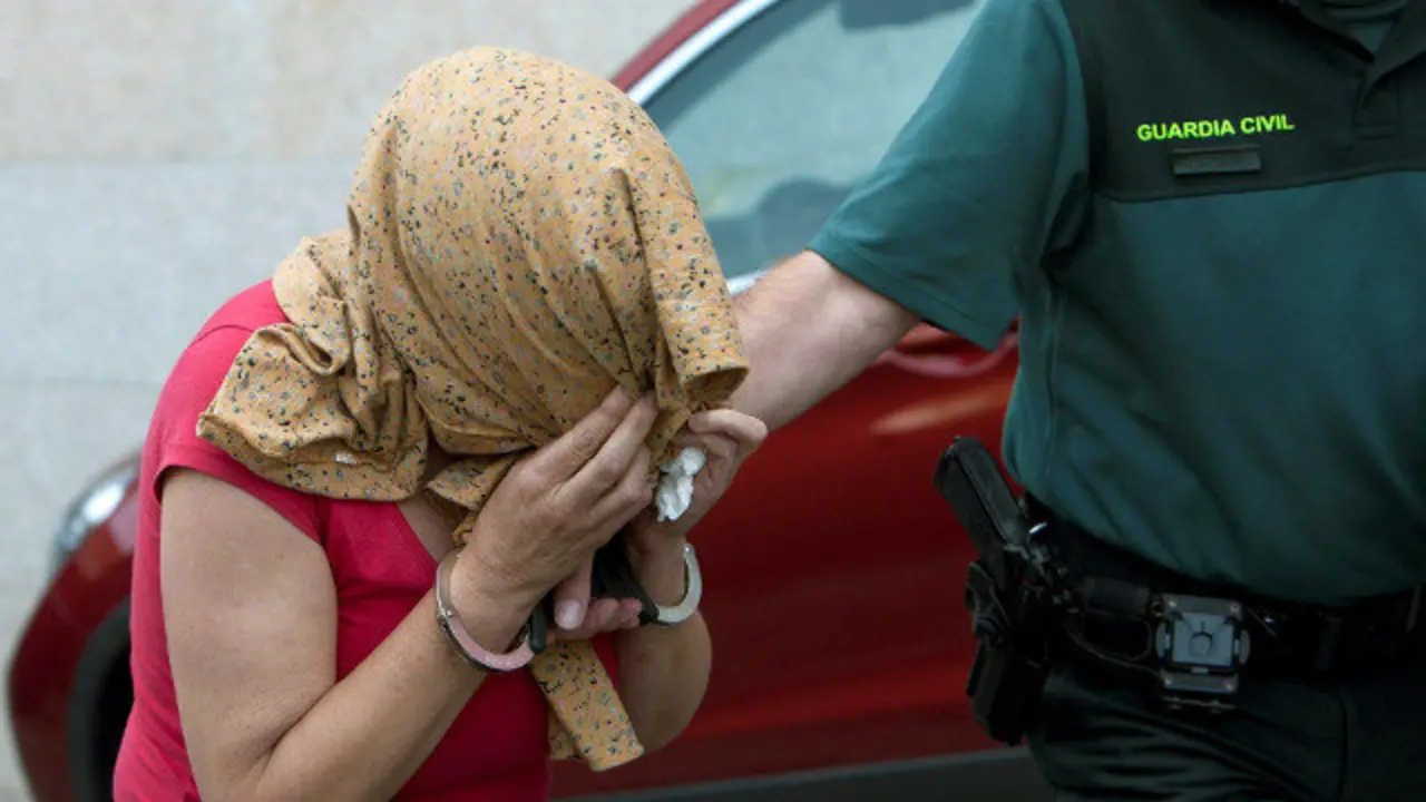 La acusada de intentar matar a la novia de su expareja a su llegada a los juzgados de Vigo. SALVADOR SAS (EFE)