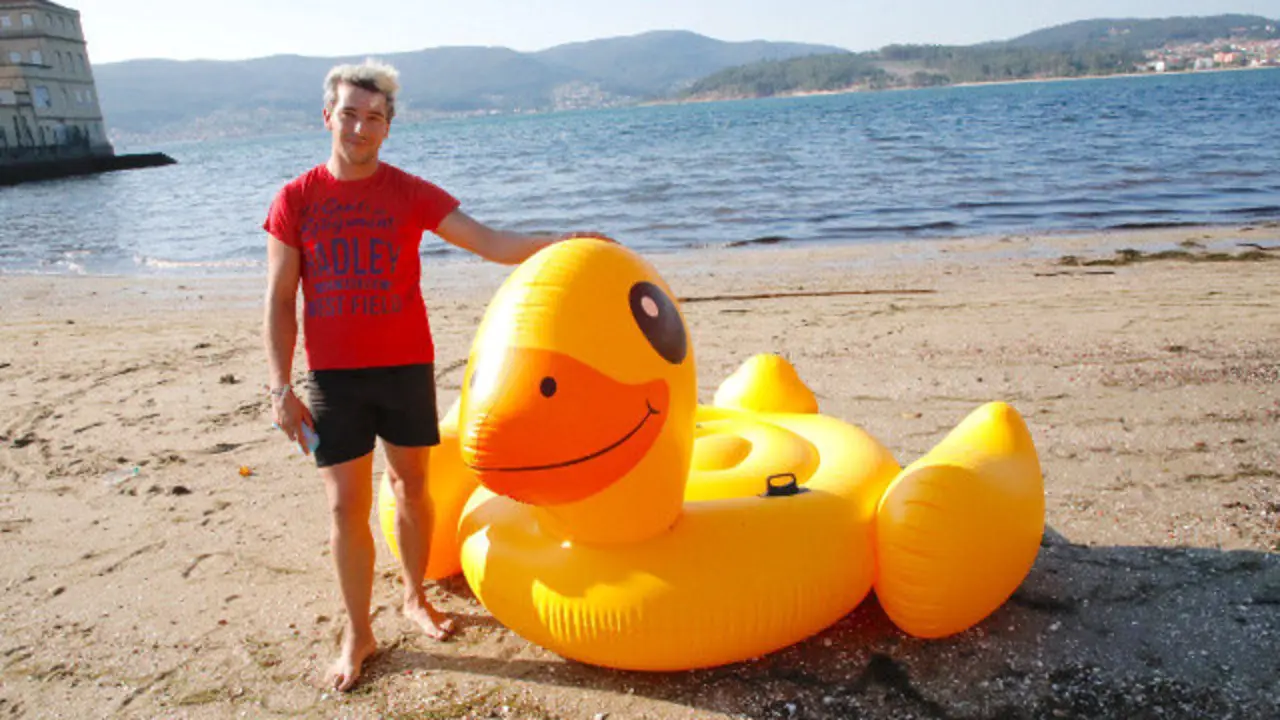 A parella quedou durmida encima do pato inchable. JOSÉ LUIZ OUBIÑA