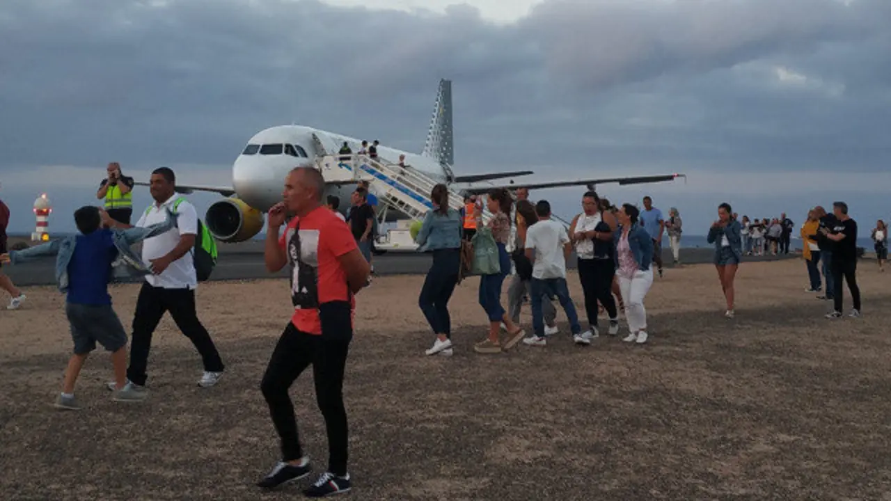 Avión de Vueling desalojado en Fuerteventura.TWITTER (@RamonCastroFdz)