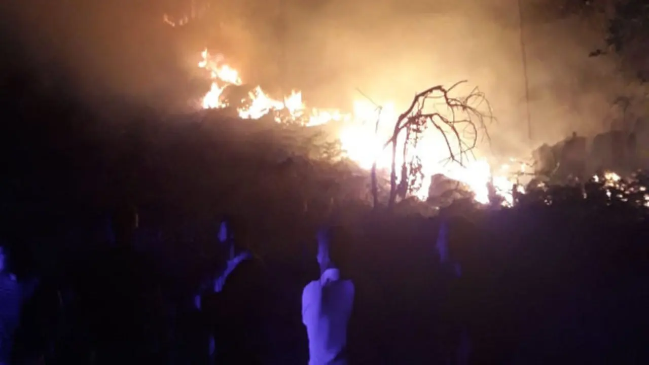 Vecinos de Aldán contemplan las llamas.CAROLINA SOLIÑO