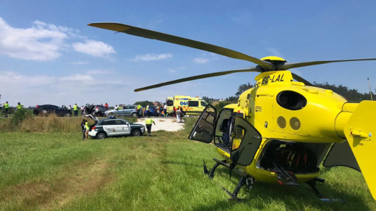 El helicóptero medicalizado, en Ponteceso. @HelicoSantiago
