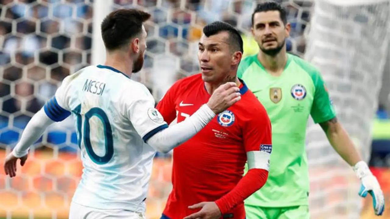 Leo Messi y Gary Medel discuten. SEBASTIAO MOREIRA (EFE)