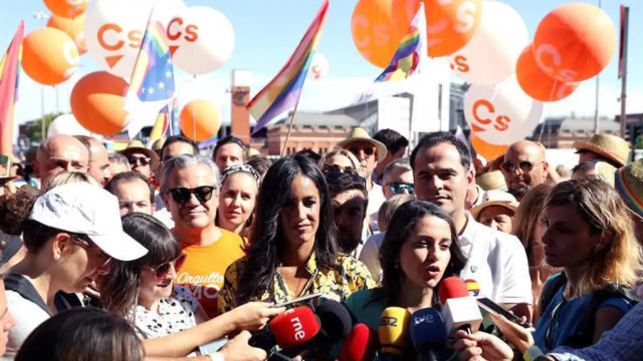 Miembros de Ciudadanos en la marcha del Orgullo Gay. J.J.GUILLÉN (EFE)