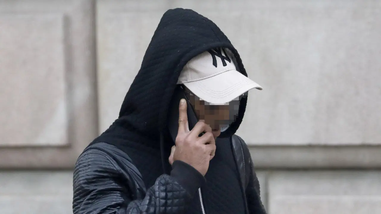 Un dos sete acusados da presunta violación múltiple en Manresa a unha menor de 14 anos. ANDREU DALMAU (EFE)