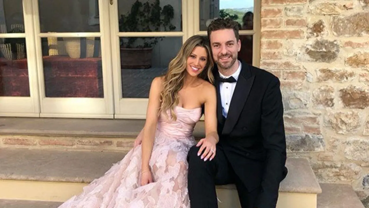 Pau Gasol e Catherine McDonnell na voda duns amigos. INSTAGRAM