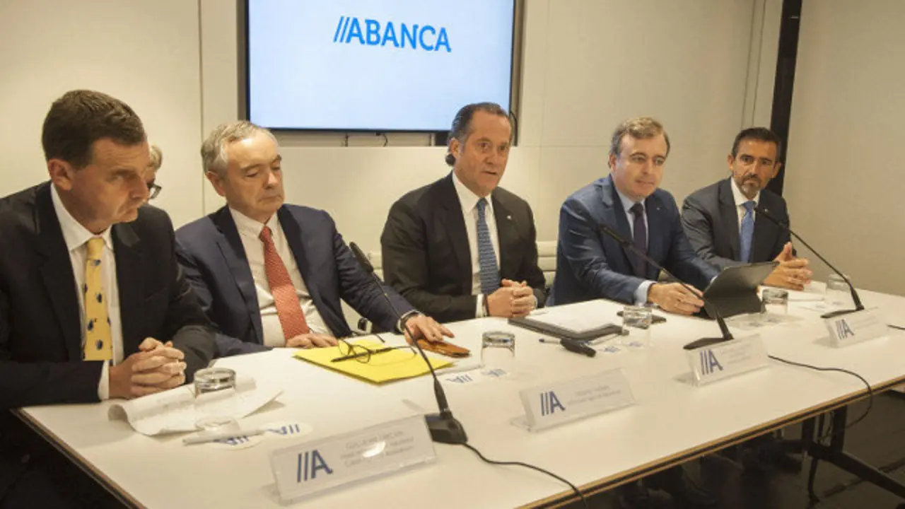 Escotet, xunto a directitvos de Crédit Agricole, durante a rolda de prensa celebrada este luns. ABANCA