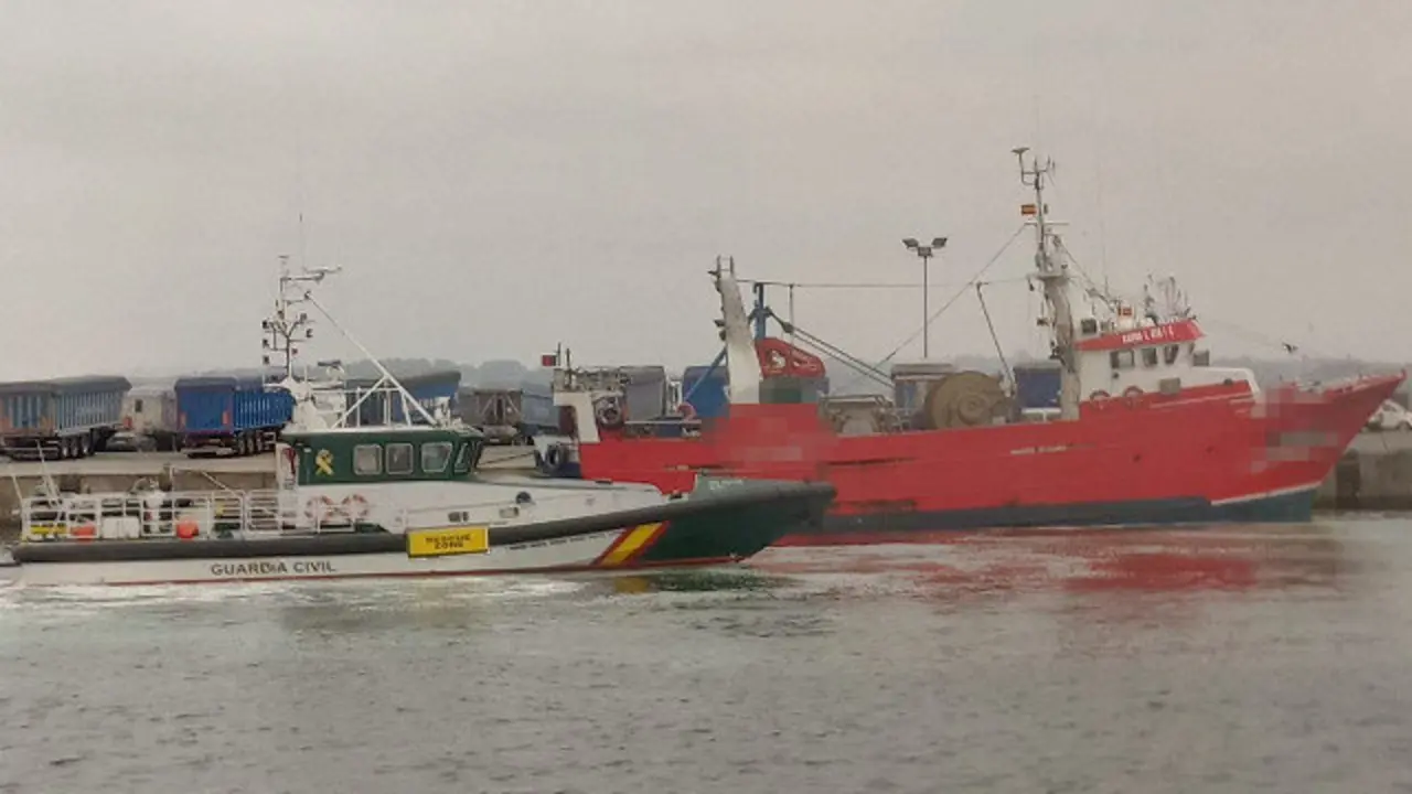 Pesqueiro portugués inmobilizado na Coruña. GARDA CIVIL