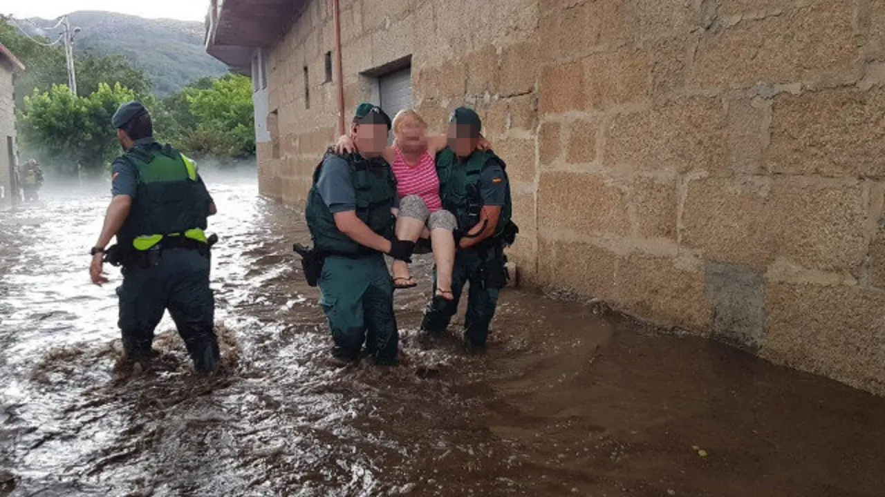 Efectivos da Gardia Civil rescatando unha muller nunha das zonas afectadas. EMERXENCIAS OURENSE