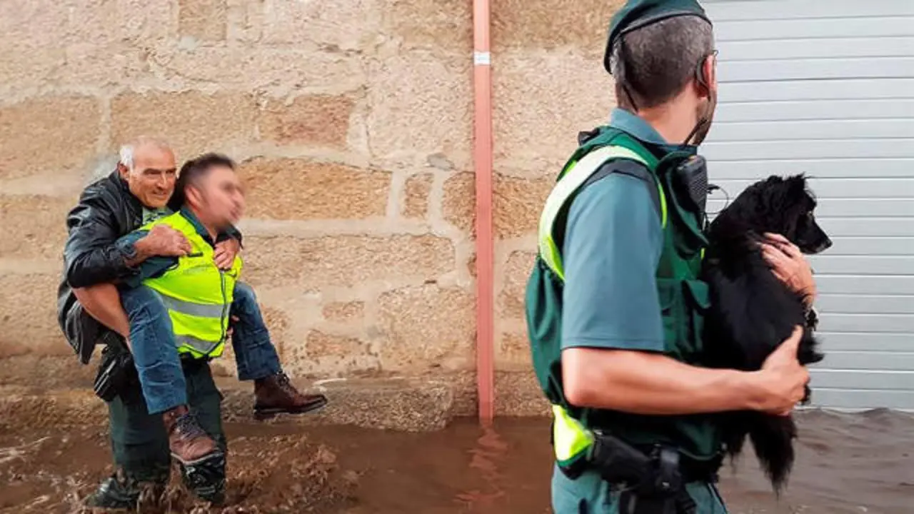 Evacúan a un hombre y un perro en las inundaciones de Ourense. EFE