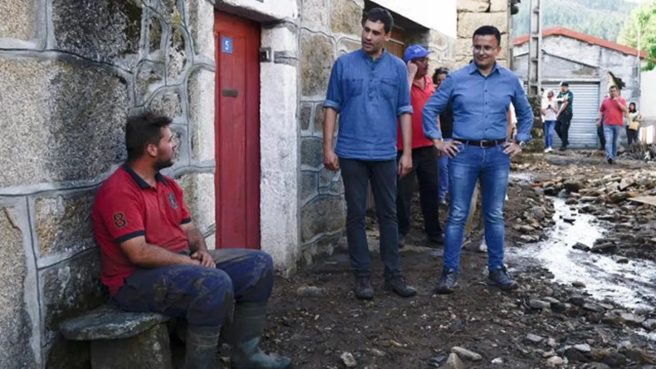Visita del conselleiro José González a Monterrei. BRAIS LORENZO (Efe)