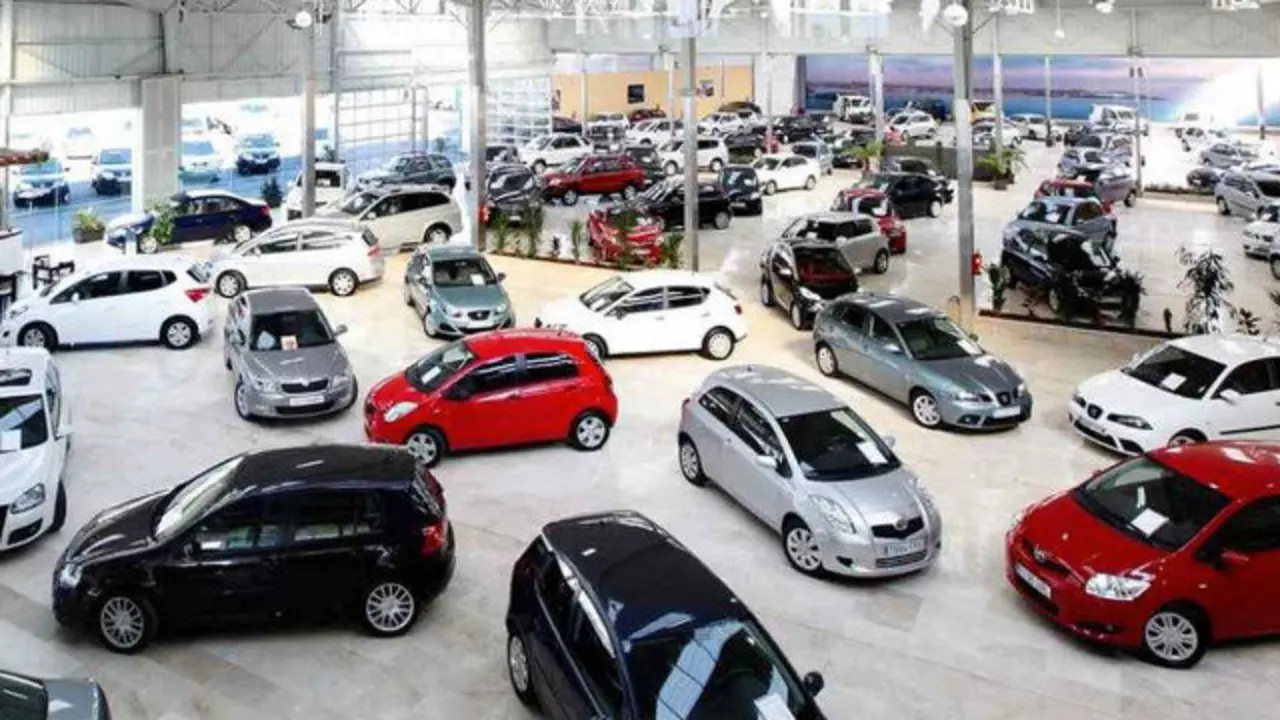 Coche a la venta en un concesionario. ARCHIVO