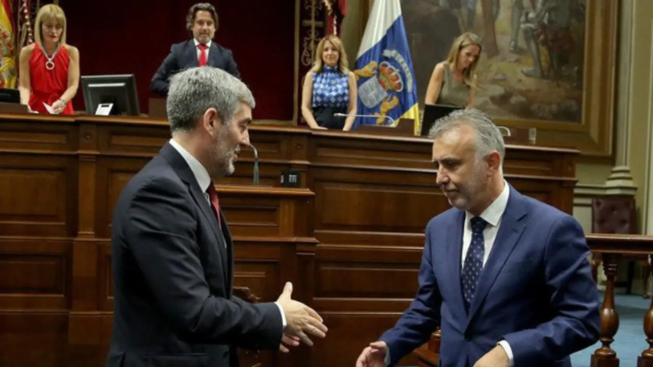 Ángel Víctor Torres, derecha, junto a Fernando Clavijo. EFE