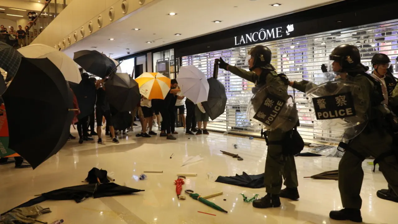 Uno de los momentos de tensión entre los manifestantes y la policía.EFE