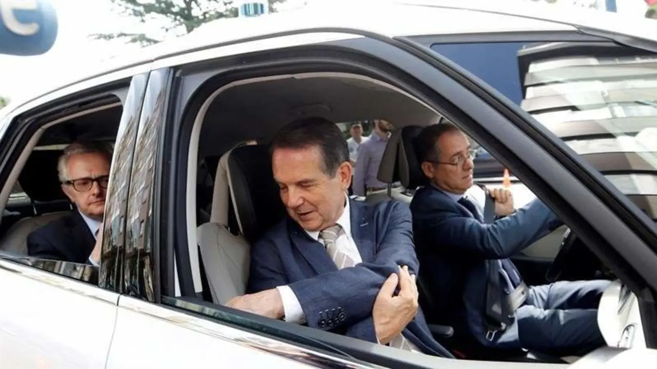 O alcalde de Vigo, Abel Caballero, e o director do CTAG, Luis Moreno, durante unha das probas do proxecto europeo Autopilot. EFE