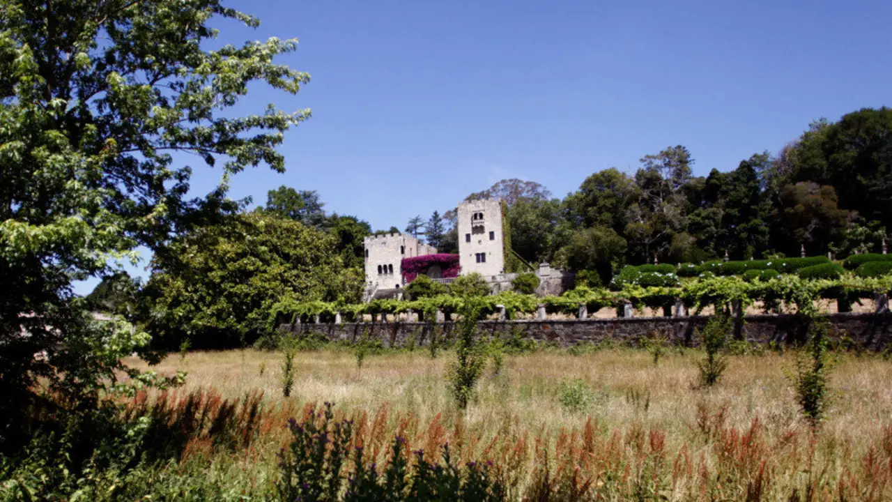 Una de las fachadas del Pazo de Meirás con los jardines y el muro exterior. CABALAR (EFE)