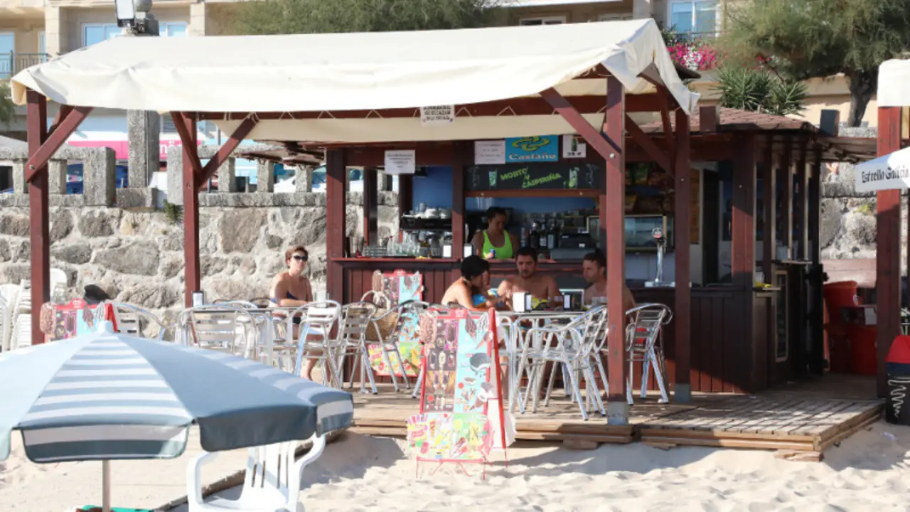 Chiringuito en la playa de Silgar JOSÉ LUIZ OUBIÑA