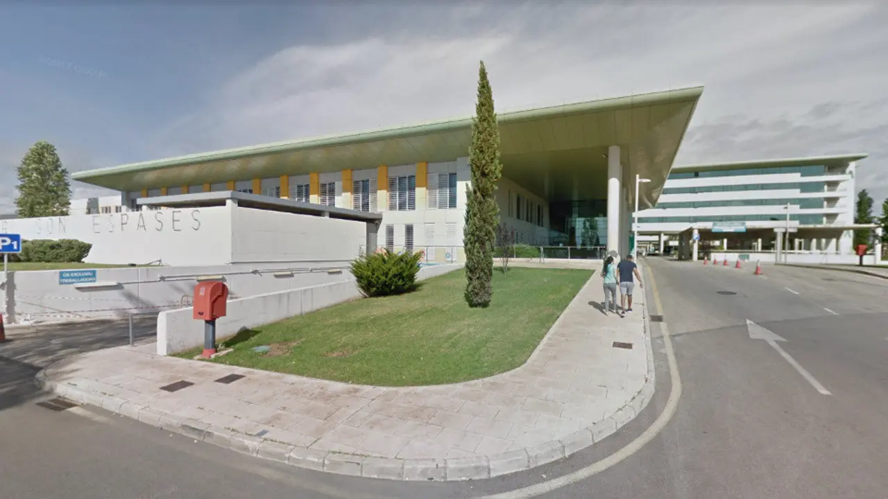 La menor permanece ingresada en el Hospital Son Espases. GSV