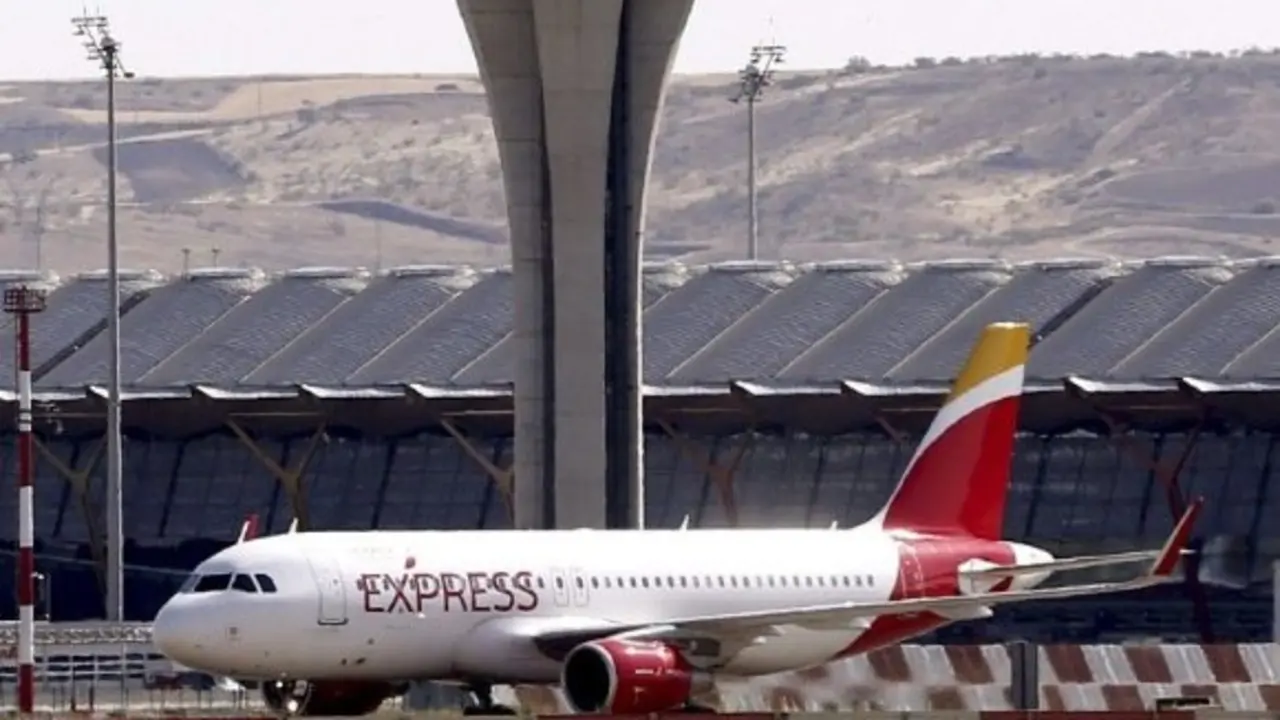 Avión na T4 do aeroporto Adolfo Suárez-Madrid Barajas. EFE