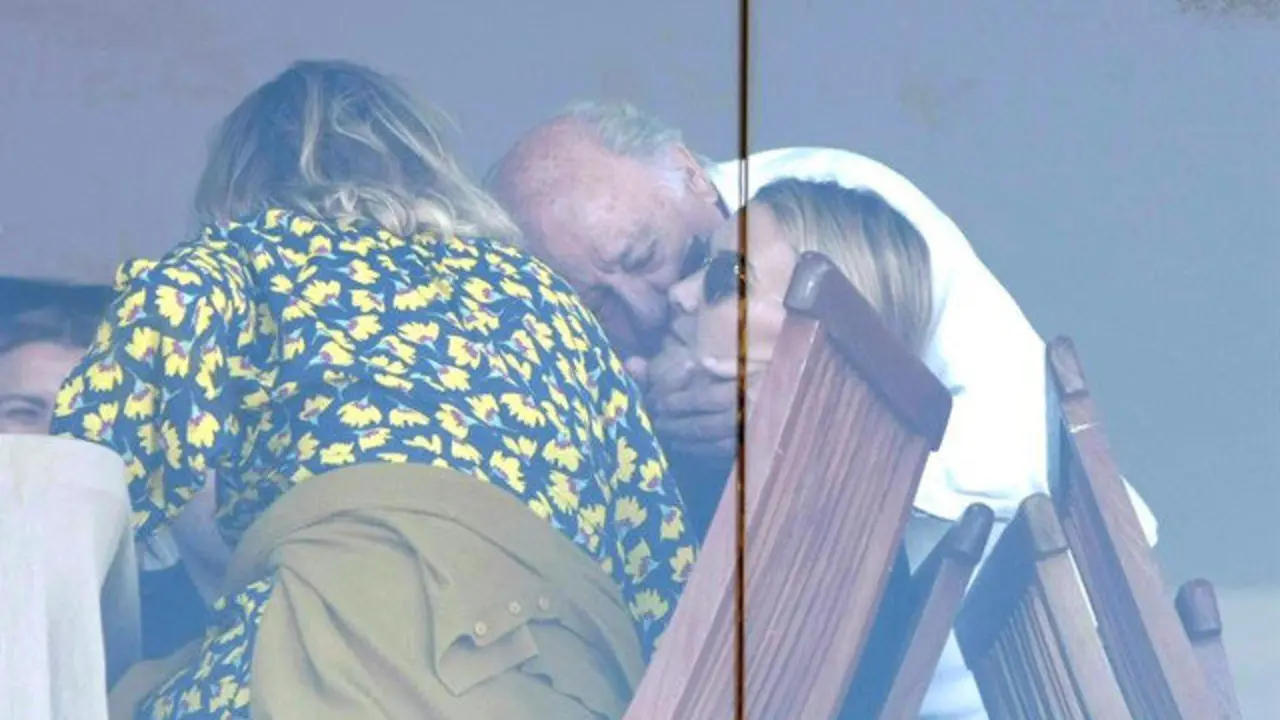 Amancio Ortega besa a su hija Marta a su llegada a Casas Novas. CABALAR