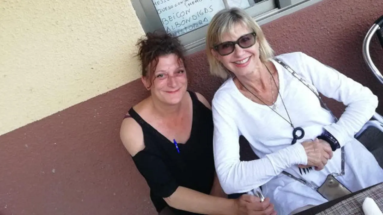 Olivia Newton John no dudó en sacarse fotos con todos quienes se lo pidieron durante su parada en Pantón. FACEBOOK