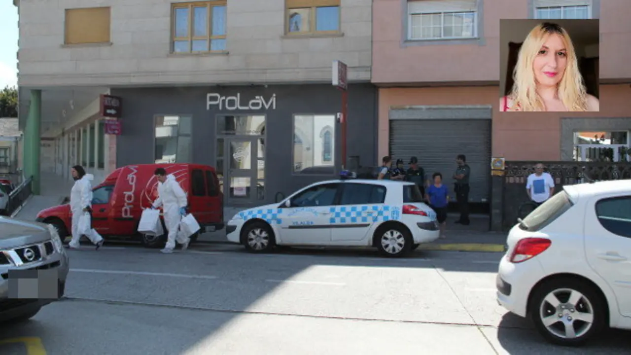 Técnicos e investigadores, ante la casa en la que se produjo el crimen machista de Vilalba. CRISTINA PÉREZ