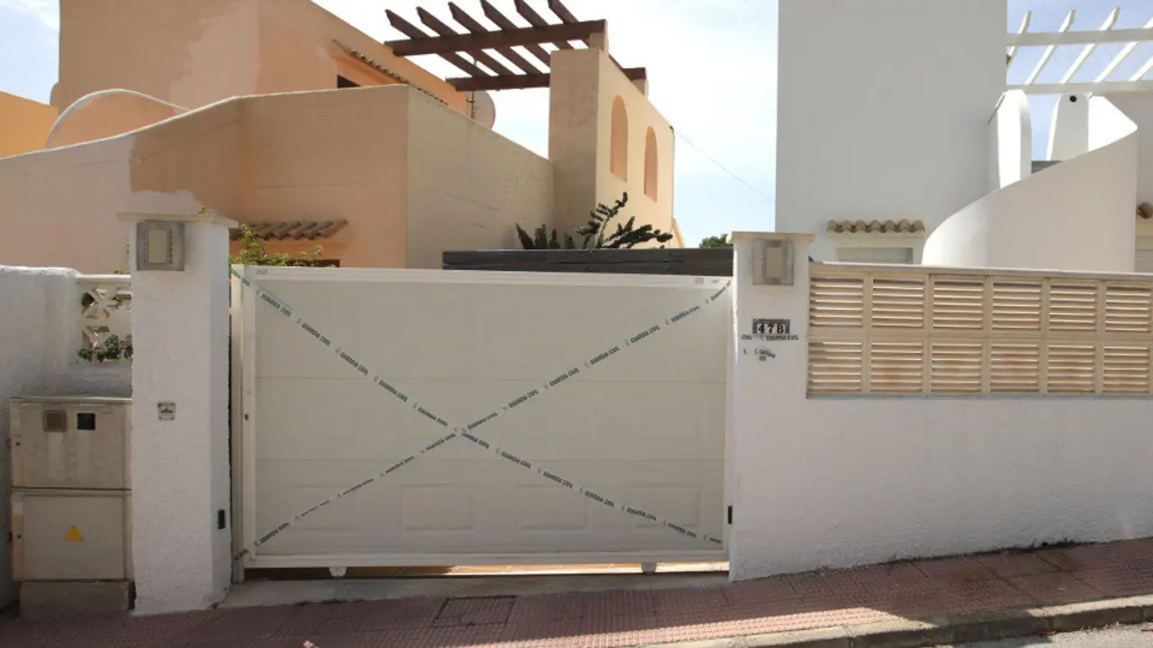 Imagen de la vivienda en la que ha sido hallado el cuerpo de la mujer. NATXO FRANCÉS (EFE)