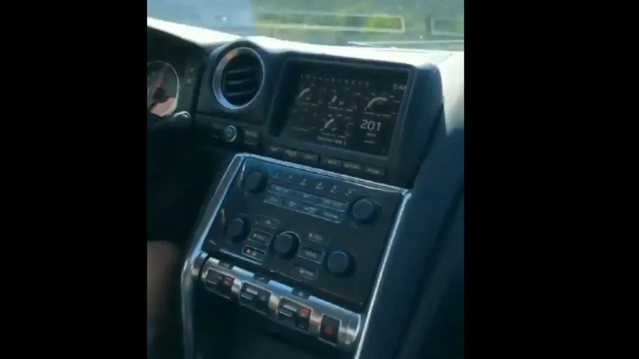 Instante del vídeo en el que el conductor circula a una velocidad de 201 kilómetros por hora. TWITTER