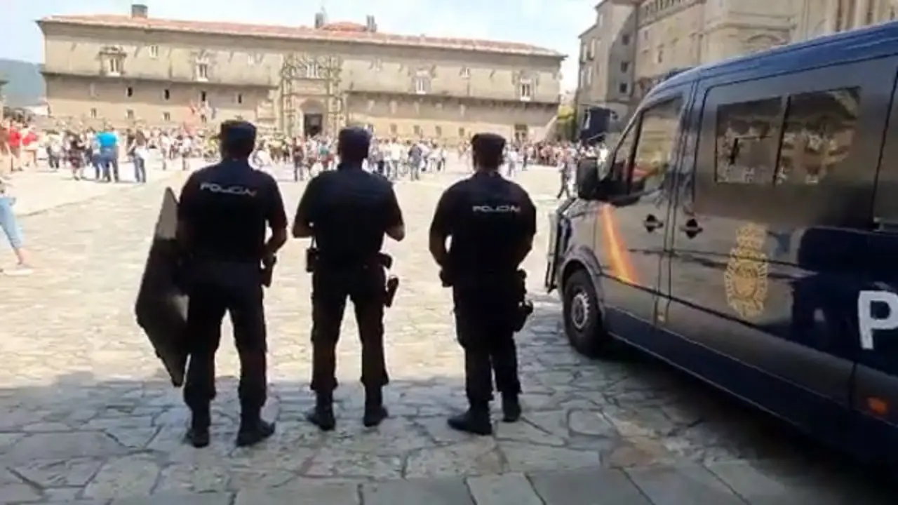 Tres axentes de Policía en Santiago de Compostela.PEPE FERRÍN