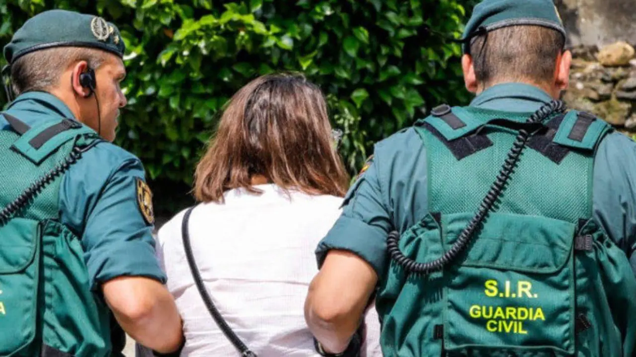 La detenida en Viveiro, llevada por dos agentes. GUARDIA CIVIL