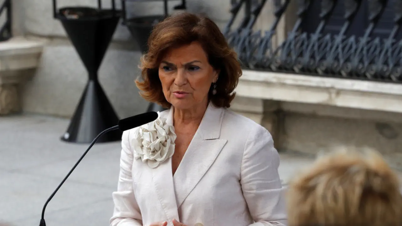 La vicepresidenta del gobierno Carmen Calvo realiza declaraciones en el patio del Congreso. BALLESTEROS (EFE)