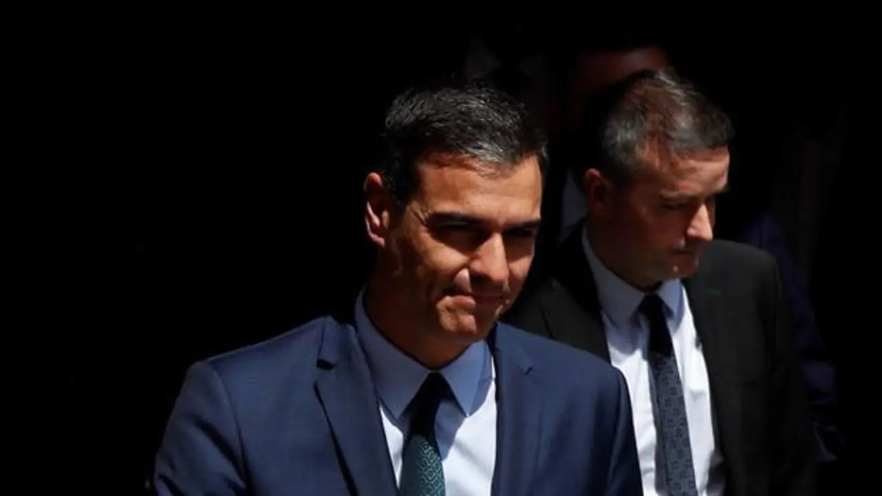 Pedro Sánchez sale del Congreso. EMILIO NARANJO (EFE)
