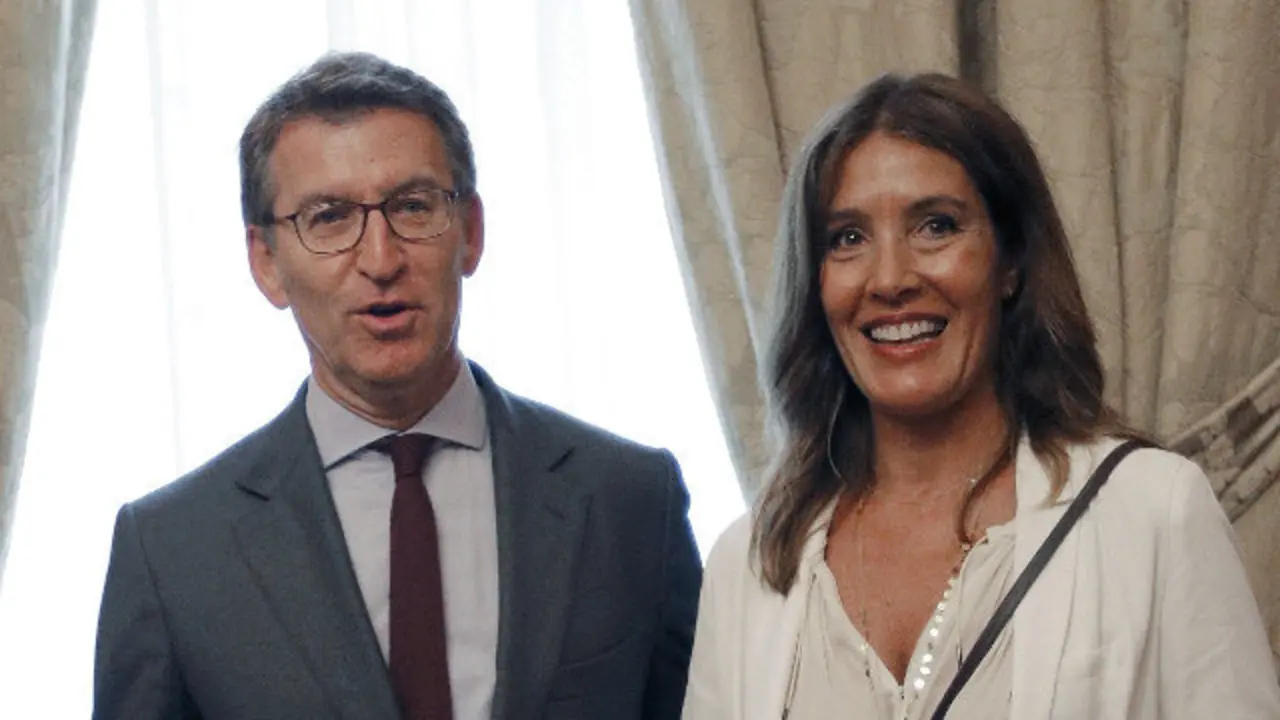 Alberto Núñez Feijóo y Eva Cárdenas, en la recepción para la ofrenda al Apóstol. LAVANDEIRA JR. (Efe)