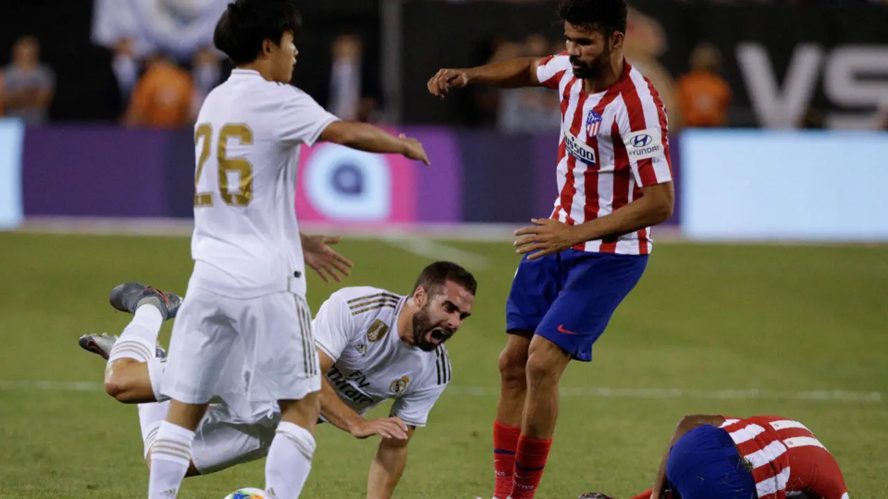 Carvajal y Costa fueron expulsados tras una dura tangana. KENA BETANCUR (EFE)